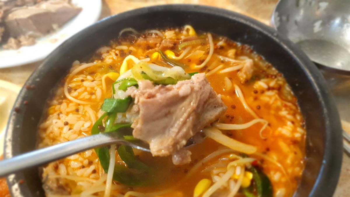 국밥 속 고기를 한 숟가락