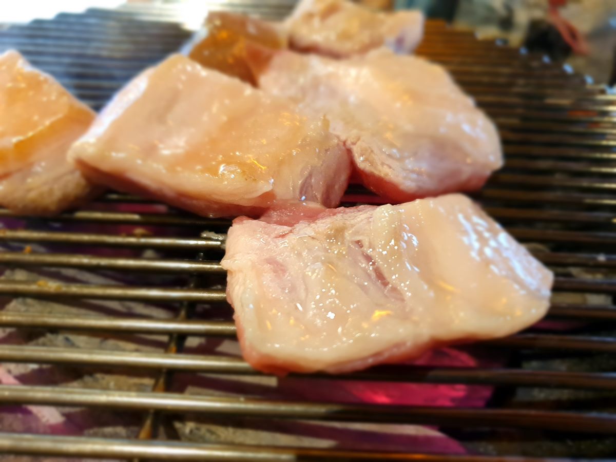 숯불 위에서 굽는 중