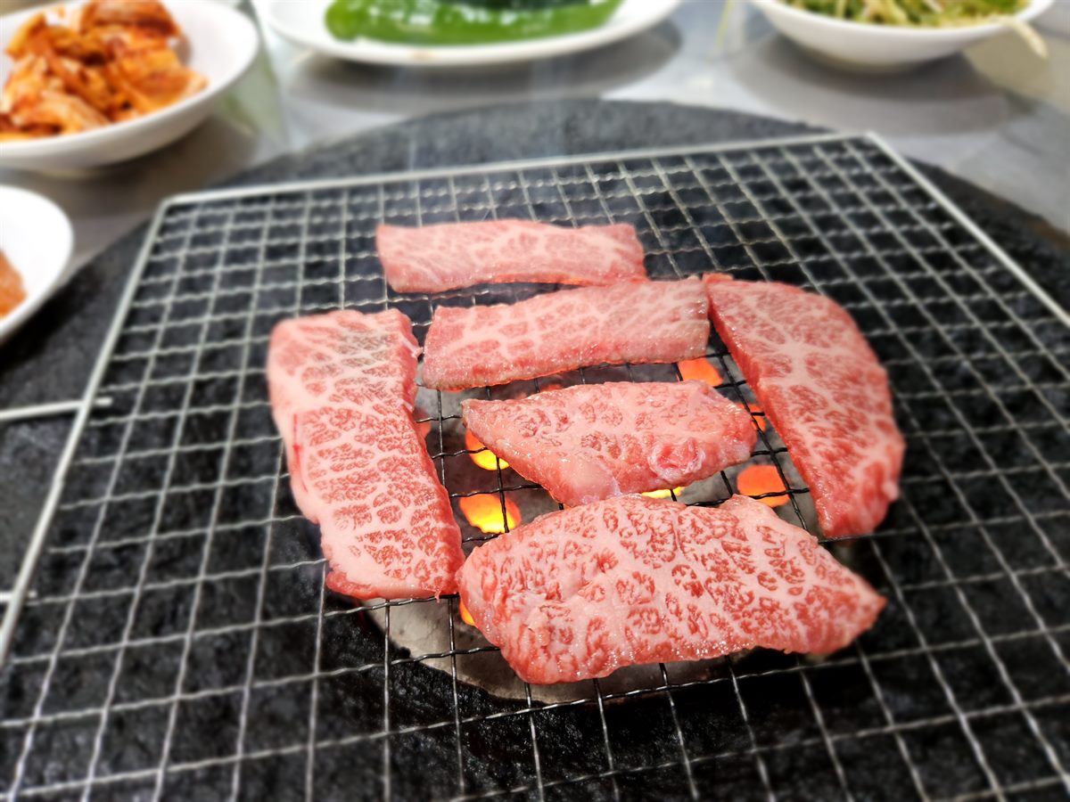 숯불에 굽는 중